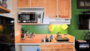 Fridge, microwave, stovetop, coffee/tea maker