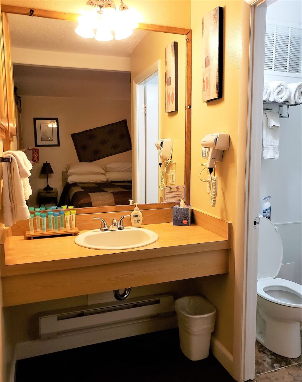 Ensemble douche/baignoire, sèche-cheveux, serviettes fournies