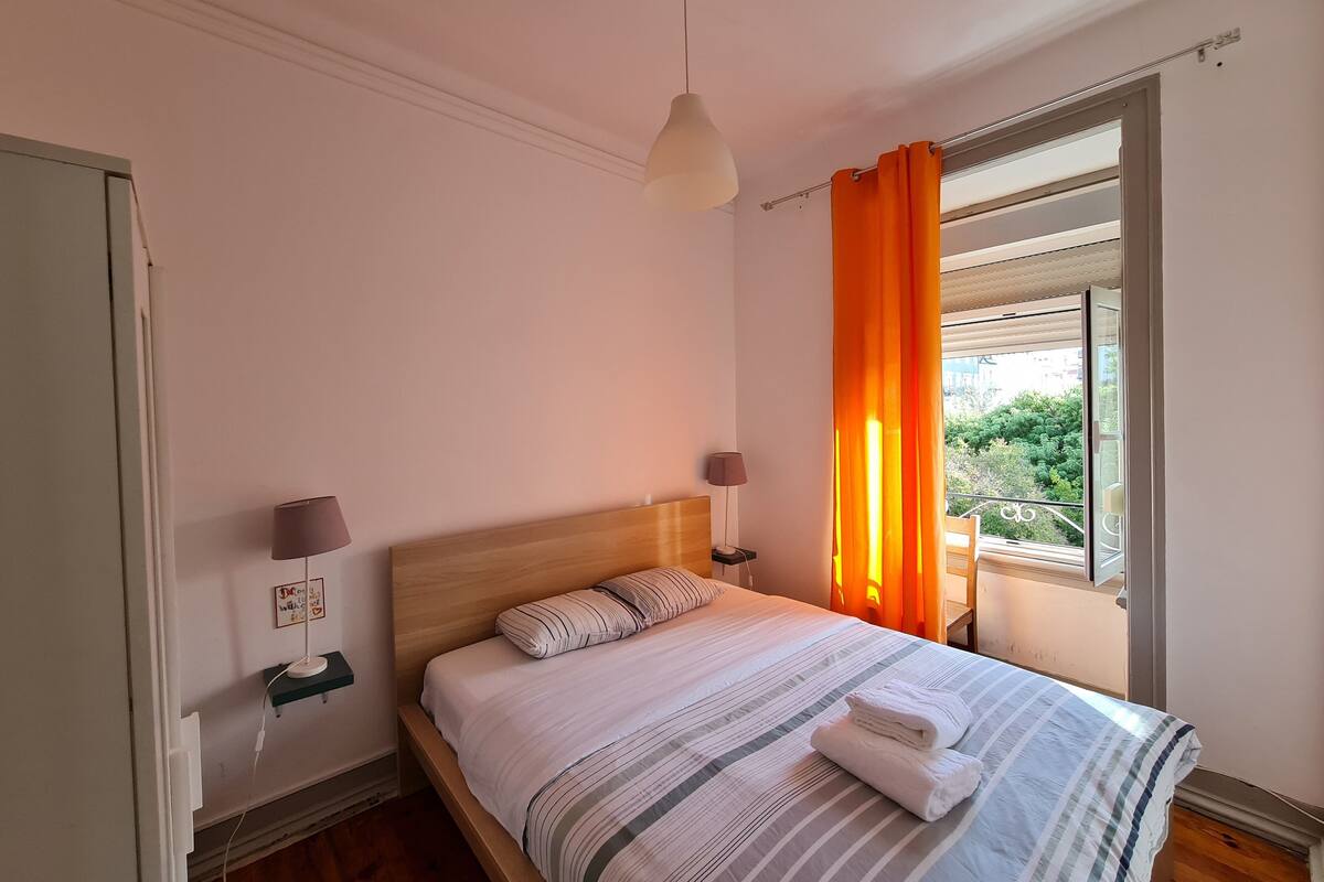 Free WiFi, bed sheets