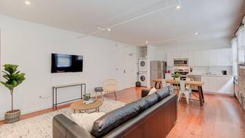 Smart TV, Netflix, streaming services
