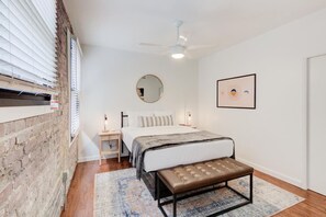 1 bedroom, desk, iron/ironing board, WiFi - Chic Downtown Apt: Beale St, Food & Fun Steps Away (Memphis)