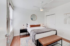 2 slaapkamers, een bureau, een strijkplank/strijkijzer, gratis wifi