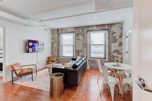 Smart TV, Netflix, streaming services