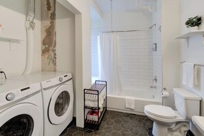 Een haardroger, handdoeken