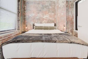 1 bedroom, desk, iron/ironing board, free WiFi - Downtown Gem | Near Beale, Bars n Blues (Memphis)