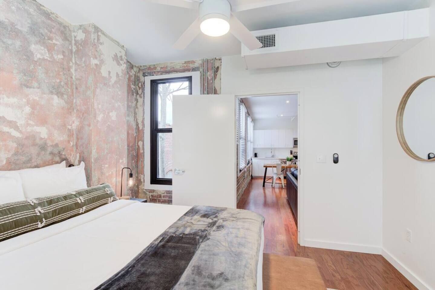 1 habitación, escritorio, tabla de planchar con plancha y wifi gratis 