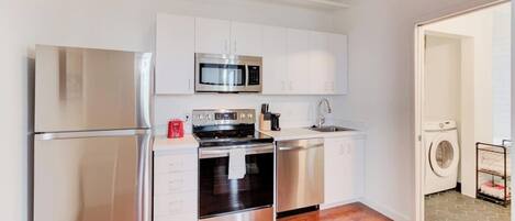 ثلاجة، ميكروويف، فرن، موقد طهي مسطح