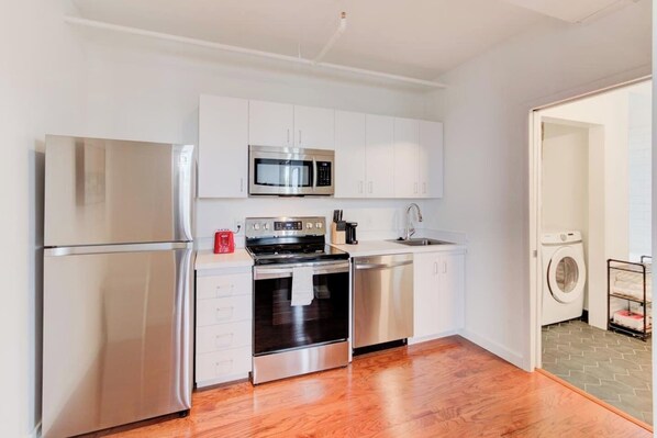 Køleskab, mikrobølgeovn, ovn, kogeplade