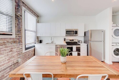 Spacious Downtown Apt: Beale St, Eats & Fun Nearby