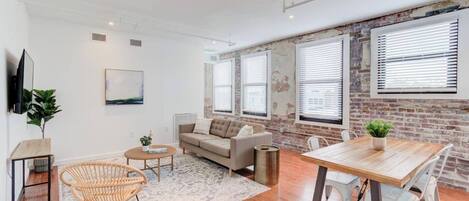 Smart TV, Netflix, streaming services