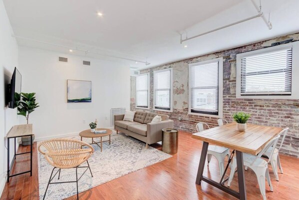 Smart TV, Netflix, streaming services - Spacious Downtown Apt: Beale St, Eats & Fun Nearby (Memphis)