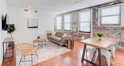 Spacious Downtown Apt: Beale St, Eats & Fun Nearby