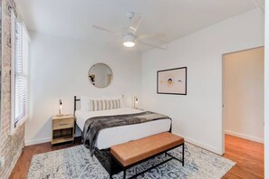 1 quarto, escrivaninha, ferros/tábuas de passar roupa, Wi-Fi de cortesia