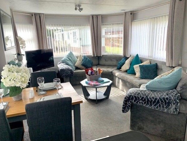 Smart TV, fireplace, DVD player