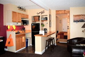 Réfrigérateur, micro-ondes, plaque de cuisson, cafetière/bouilloire