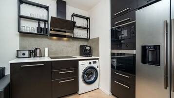 Kylskåp, mikrovågsugn, ugn och spishäll