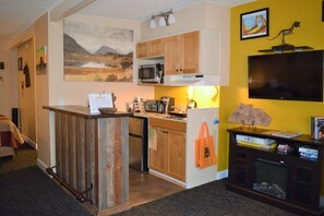 Jääkaappi, mikroaaltouuni, liesi, kahvin-/teenkeitin