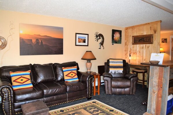 Televisio, takka, kirjoja