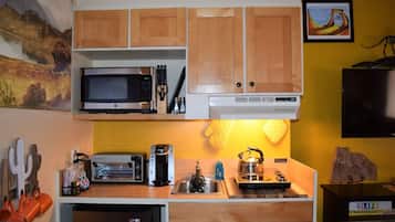 Kühlschrank, Mikrowelle, Herdplatte, Wasserkocher mit Kaffee-/Teezubehör