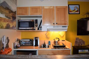 Réfrigérateur, micro-ondes, plaque de cuisson, cafetiÚre/bouilloire