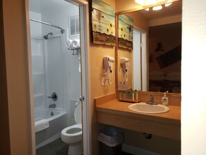 Ducha y bañera combinadas, secador de pelo y toallas