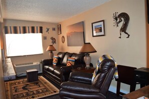 Televisio, takka, kirjoja