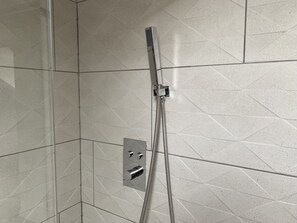 Rumah | Kamar mandi | Shower, handuk,  dan sampo