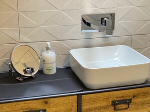Rumah | Kamar mandi | Shower, handuk, dan sampo