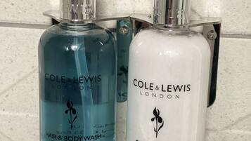 House | Bathroom | Shower, towels, shampoo