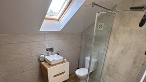 A modern bathroom with a skylight, a shower, and a wooden floor. - King Size bed - Free Parking - 5 min to Centre (Lincoln)