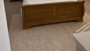 A bedroom with a wooden bed, two bedside tables with lamps, a hanging light fixture, a framed artwork on the wall, and a vase on the floor. - King Size bed - Free Parking - 5 min to Centre (Lincoln)