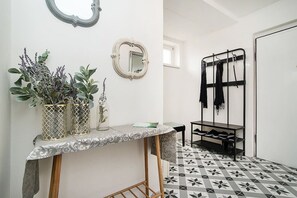 Interior - Central, Spacious, Modern 5 Bedrm duplex w/Balcony (Praha 3)