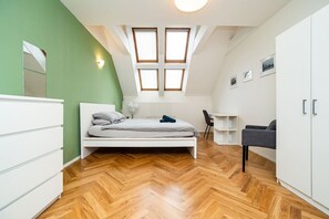 5 室のベッドルーム、デスク、アイロン / アイロン台、旅行用ベビーベッド