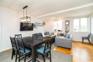 Interior - Central, Spacious, Modern 5 Bedrm duplex w/Balcony (Praha 3)