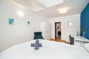 5 bedrooms, desk, iron/ironing board, travel cot - Central, Spacious, Modern 5 Bedrm duplex w/Balcony (Praha 3)