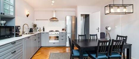 Kjøleskap, mikrobølgeovn, ovn og kokeplater