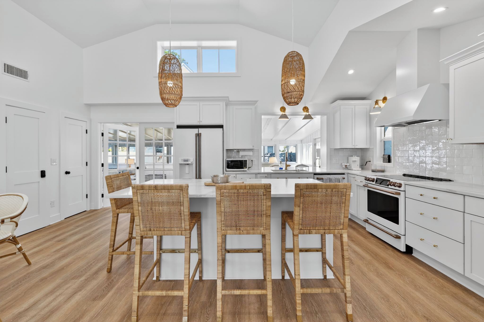 Geladeira, micro-ondas, fogão, cooktop