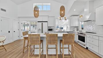 Geladeira, micro-ondas, fogão, cooktop