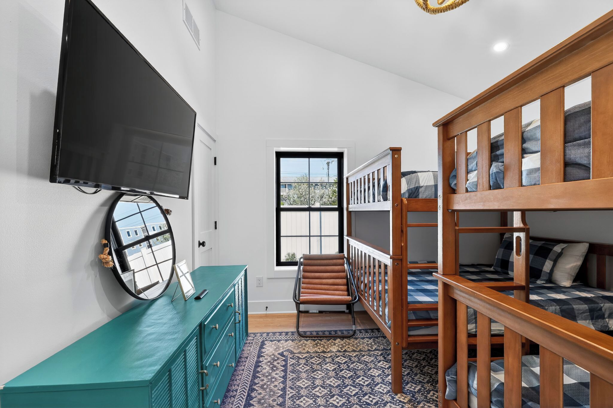 3 habitaciones, escritorio, tabla de planchar con plancha y wifi gratis 