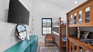 3 habitaciones, escritorio, tabla de planchar con plancha y wifi gratis