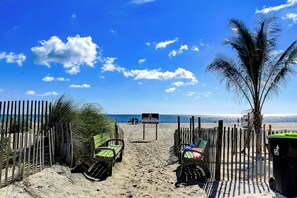 Perto da praia, espreguiçadeiras 