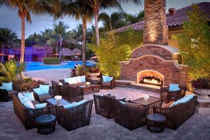 Terrace/patio - 2 Bedroom + Den overlooking the Golf Course with Heated Salt Water Pool (Naples)