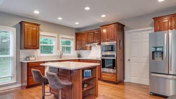 Réfrigérateur, micro-ondes, four, plaque de cuisson