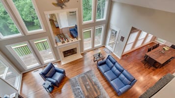 TV connectée, cheminée, jeux vidéo, table de tennis de table