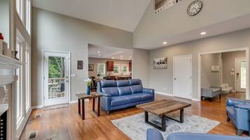 TV connectée, cheminée, jeux vidéo, table de tennis de table