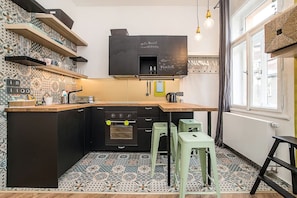 Fully equipped kitchen and breakfast bar - Central designer studio by beautiful park & church (Prague)