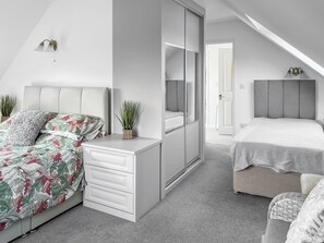 5 bedrooms, free WiFi, bed sheets - Beautiful tucked away property close to the town and beach. (Westgate-on-Sea)