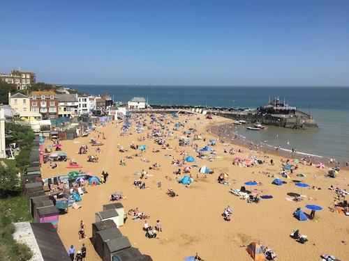 Beautiful tucked away property close to the town and beach.