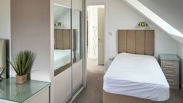 5 bedrooms, free WiFi, bed sheets