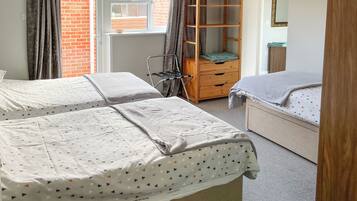 5 bedrooms, free WiFi, bed sheets